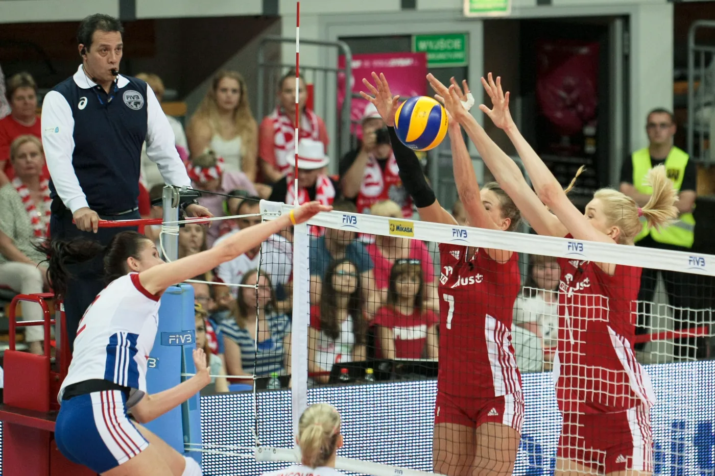 Agnieszka Kąkolewska (P) i Berenika Tomsia (C) blokują atak Czeszki Evy Hodanovej (L) podczas meczu turnieju grupy 2B World Grand Prix siatkarek w Zielonej Górze