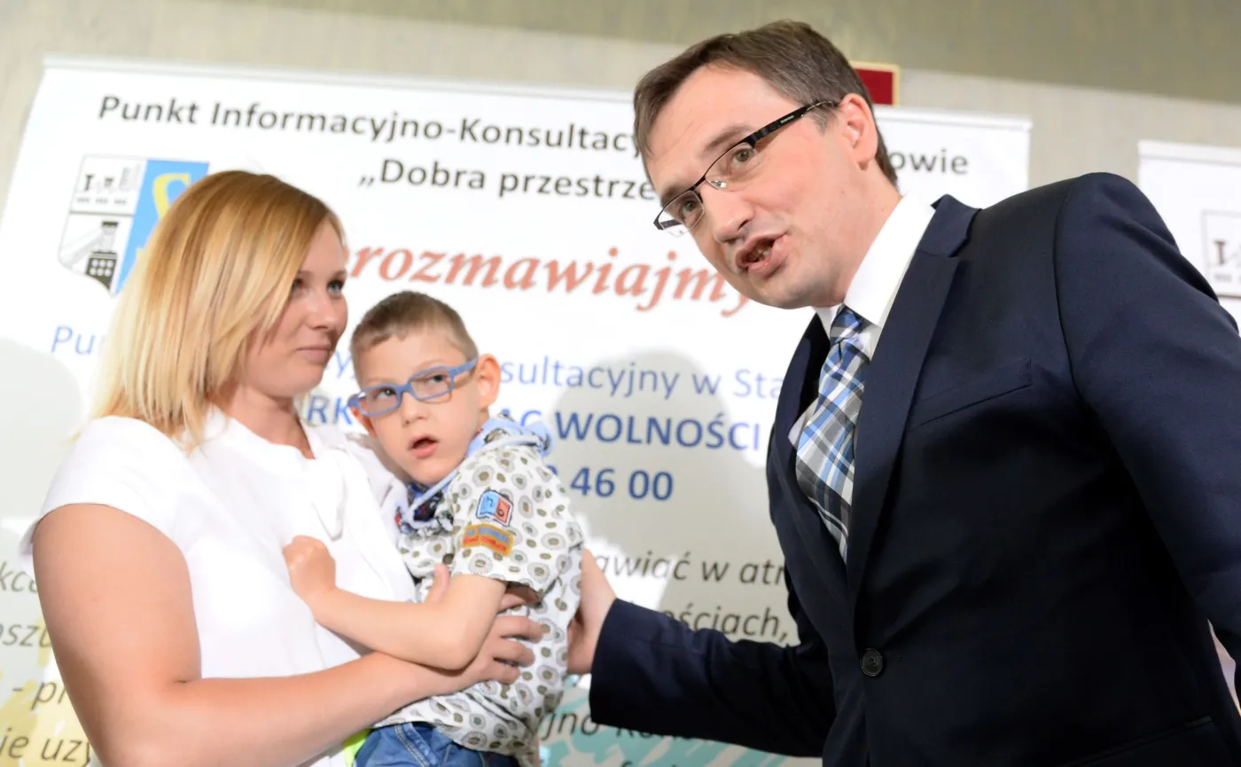 Minister sprawiedliwości Zbigniew Ziobro podczas konferencji prasowej w Stąporkowie. Ziobro przekazał pieniądze otrzymane dla swojego dziecka w ramach programu 500 plus na rzecz niepełnosprawnego Filipka Grzeli (na zdjęciu z mamą Justyna Moczarską
