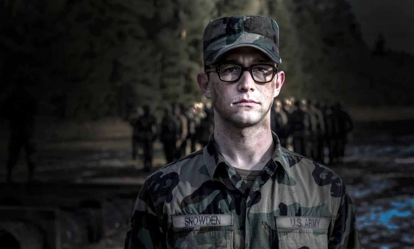 Joseph Gordon-Levitt jako Snowden w filmie Oliviera Stone'a. Zobacz ZWIASTUN