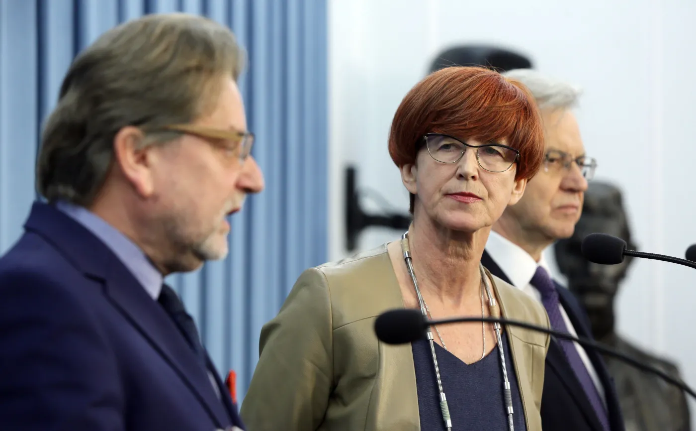 Minister rodziny, pracy i polityki społecznej Elżbieta Rafalska (C), pełnomocnik rządu ds. osób niepełnosprawnych Krzysztof Michałkiewicz (P) i sekretarz stanu w Ministerstwie Zdrowia Jarosław Pinkas (L)