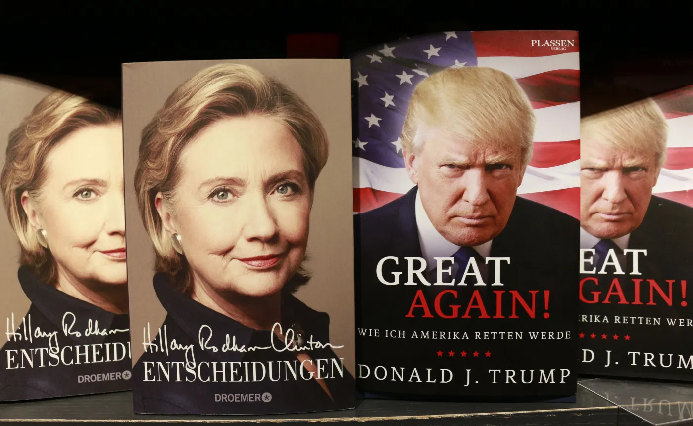Książki Hillary Clinton i Donalda Trumpa w księgarni w Berlinie