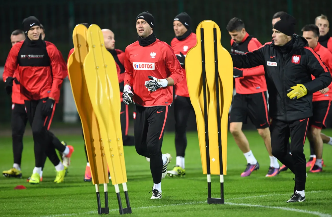 Bramkarz reprezentacji Polski Artur Boruc (C) podczas treningu drużyny w Warszawie