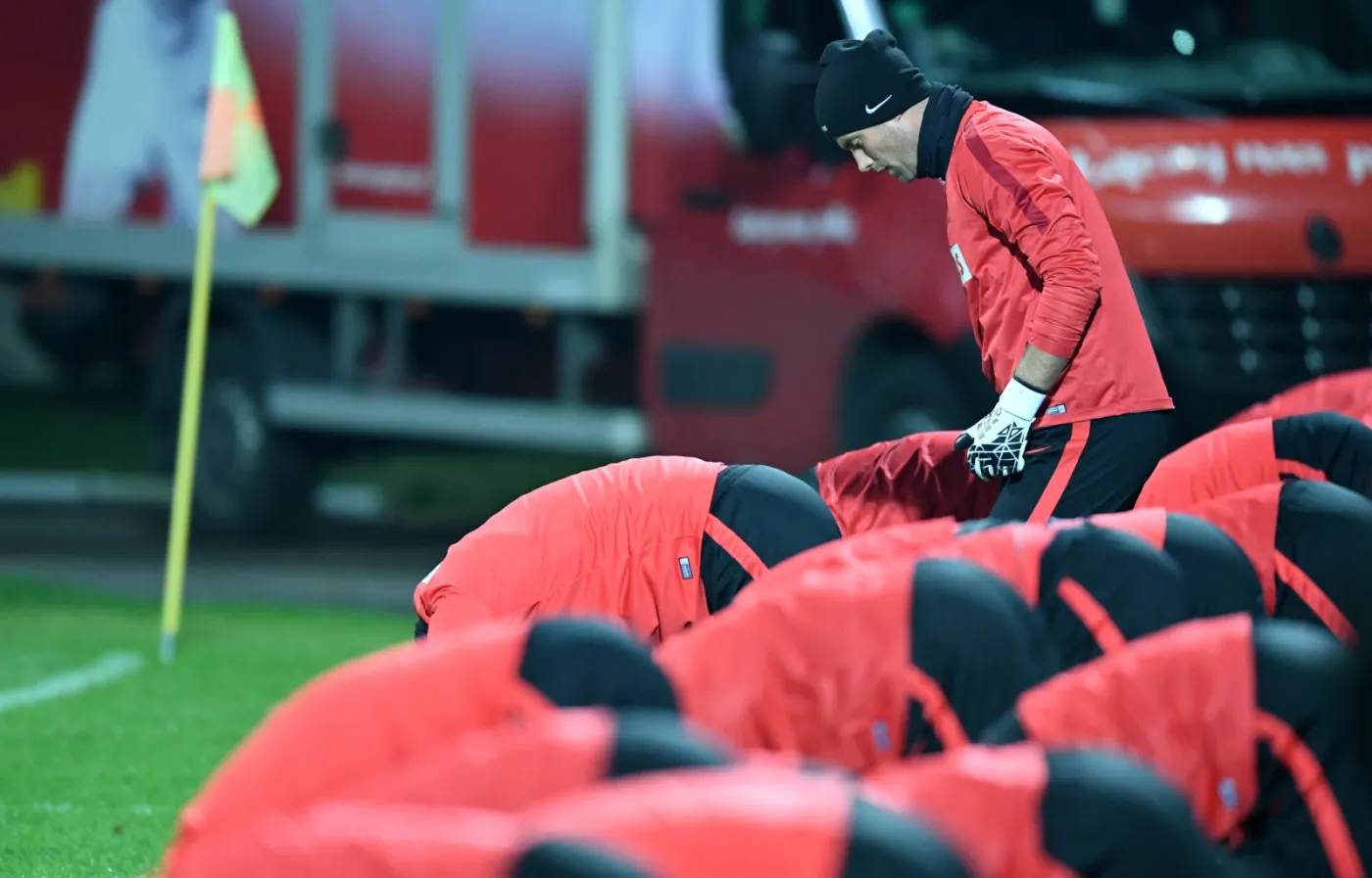 Bramkarz reprezentacji Polski Artur Boruc (C) podczas treningu drużyny w Warszawie