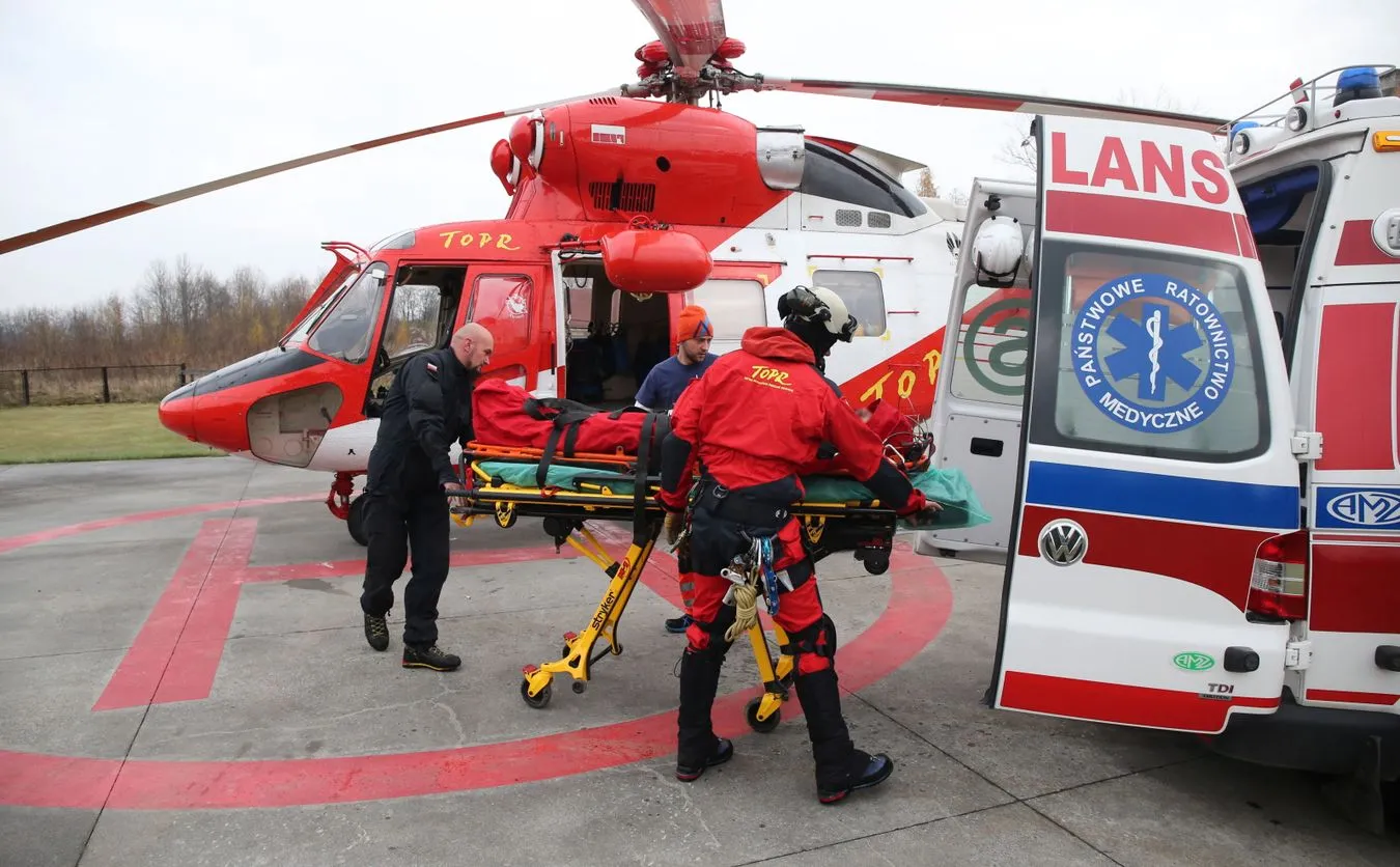 Ratownicy TOPR transportują rannego turystę