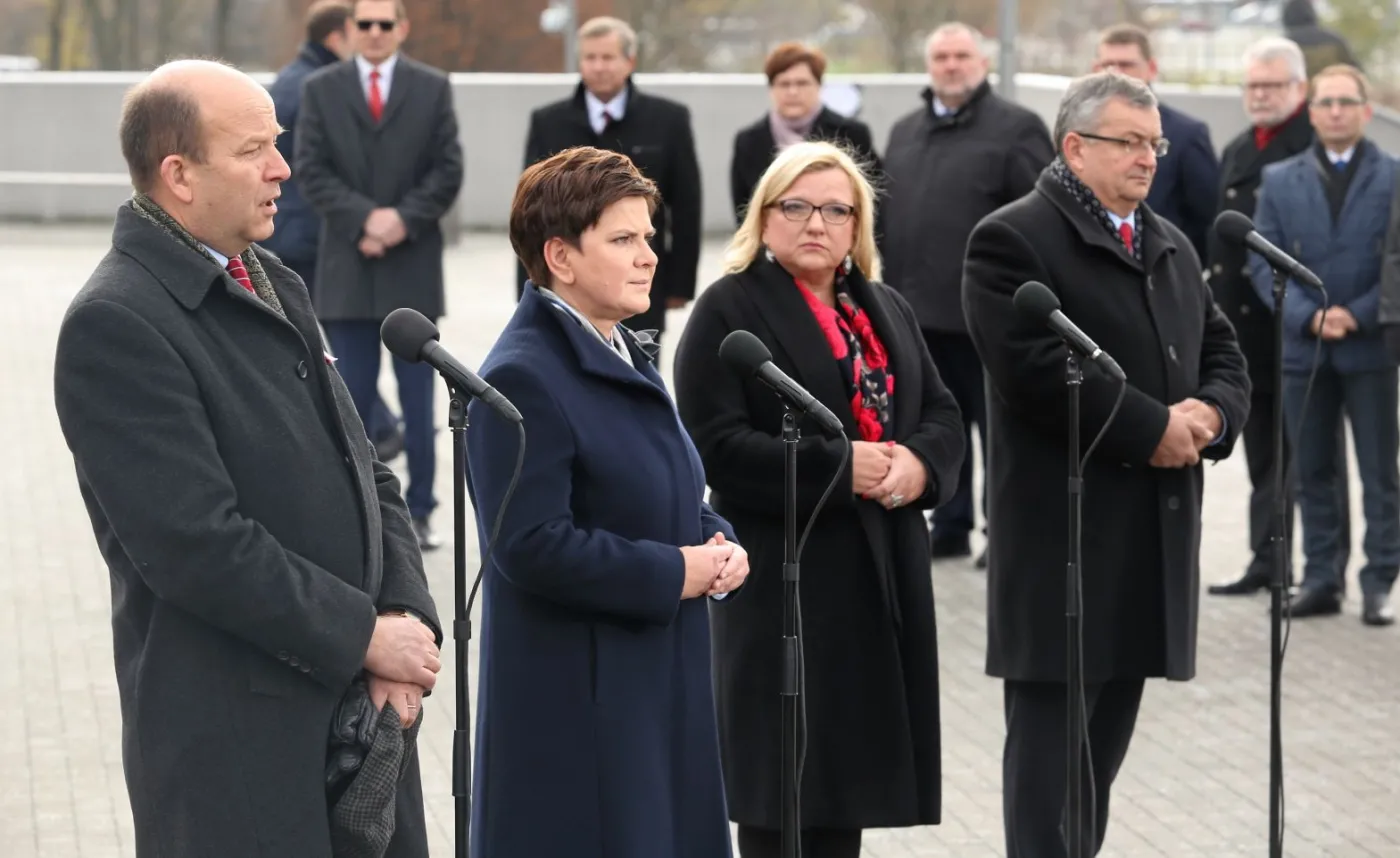 Od lewej: minister zdrowia Konstanty Radziwiłł, premier Beata Szydło, szefowa KPRM Beata Kempa i minister infrastruktury i budownictwa Andrzej Adamczyk 
