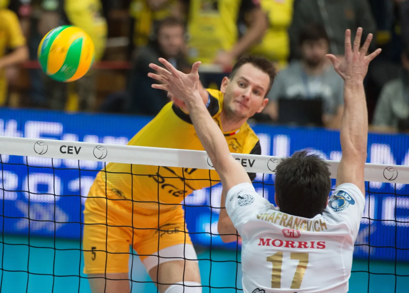 Zawodnik PGE Skry Bełchatów Bartosz Kurek (L) i Alexander Shafranovich z PAOK Saloniki