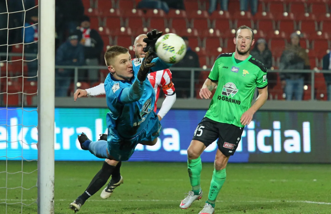 Piłkarz Górnika Łęczna Przemysław Petry (P) i bramkarz Wojciech Małecki (L) 