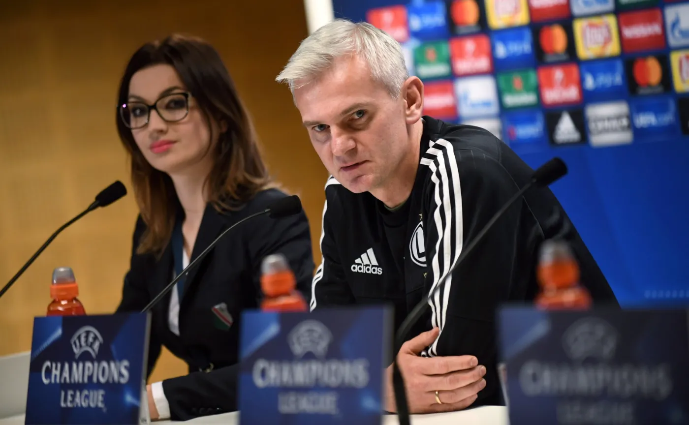 Trener Legii Warszawa Jacek Magiera (P) oraz rzeczniczka prasowa klubu Izabela Kuś (L