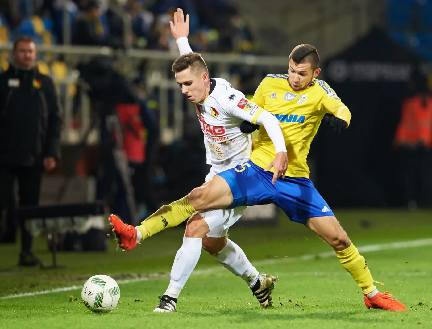 Zawodnik Arki Gdynia Paweł Wojowski (P) i Przemysław Mystkowski (L) z Jagiellonii Białystok