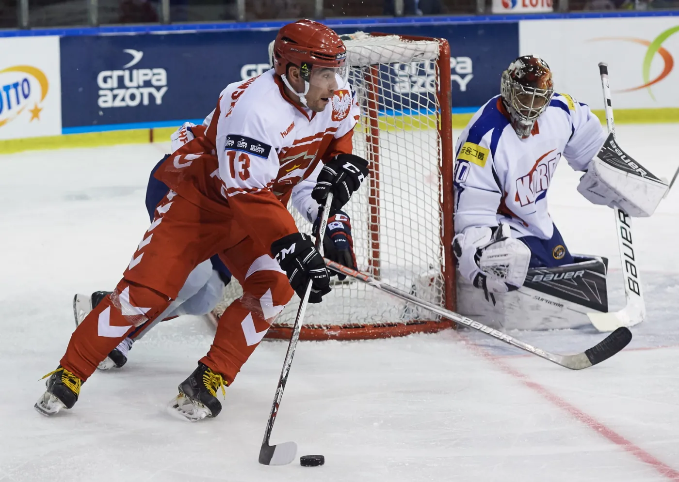 Hokeista reprezentacji Polski Marek Strzyżowski (L) i bramkarz Korei Płd. Sung Je Park (P)