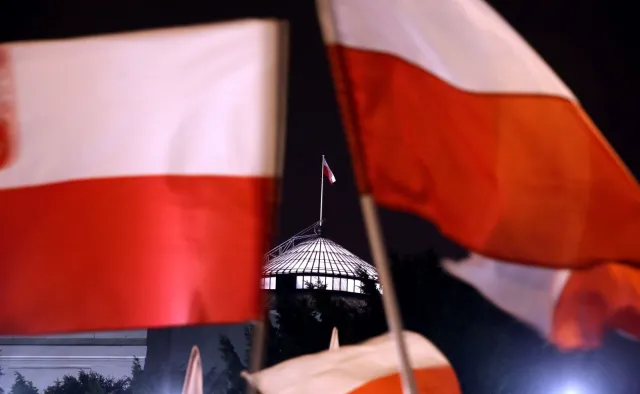 PiS straci większość w Sejmie? "Skończył się miesiąc miodowy". SONDAŻ