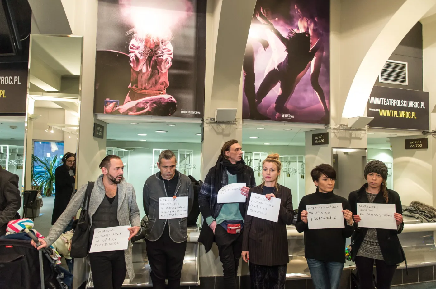 9726563-aktorzy-protestuja-we-foyer-teatru.jpg