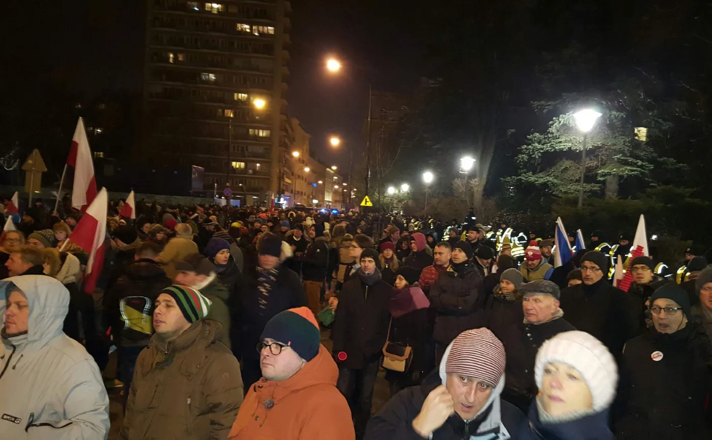 Protest Komitetu Obrony Demokracji zorganizowany przed Sejmem