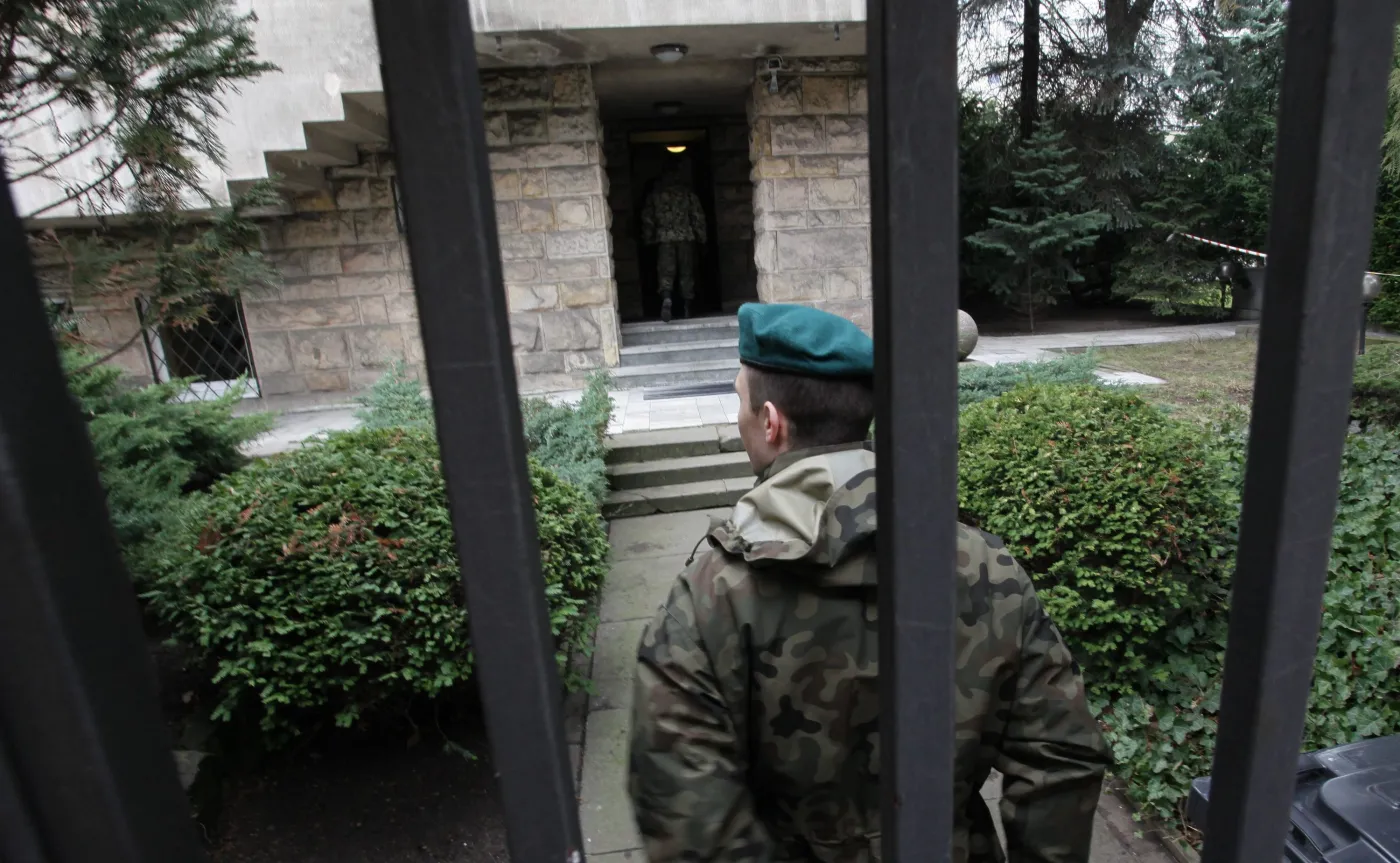 Wartownik przed jednym z budynków MON