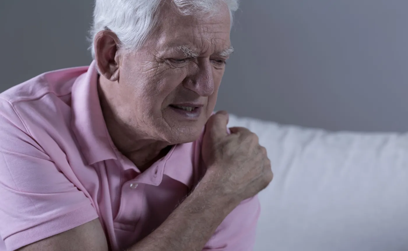 Starszy mężczyzna cierpi z powodu bólu pleców