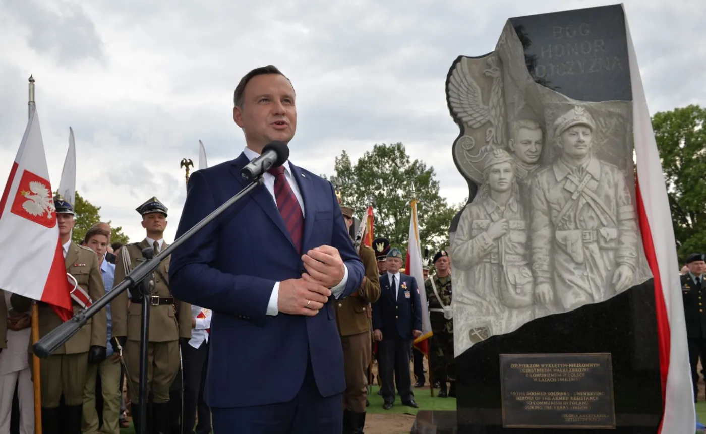 Prezydent RP Andrzej Duda przemawia podczas odsłonięcia pomnika upamiętniającego Żołnierzy Wyklętych na cmentarzu na terenie Narodowego Sanktuarium Matki Bożej Częstochowskiej w Doylestown