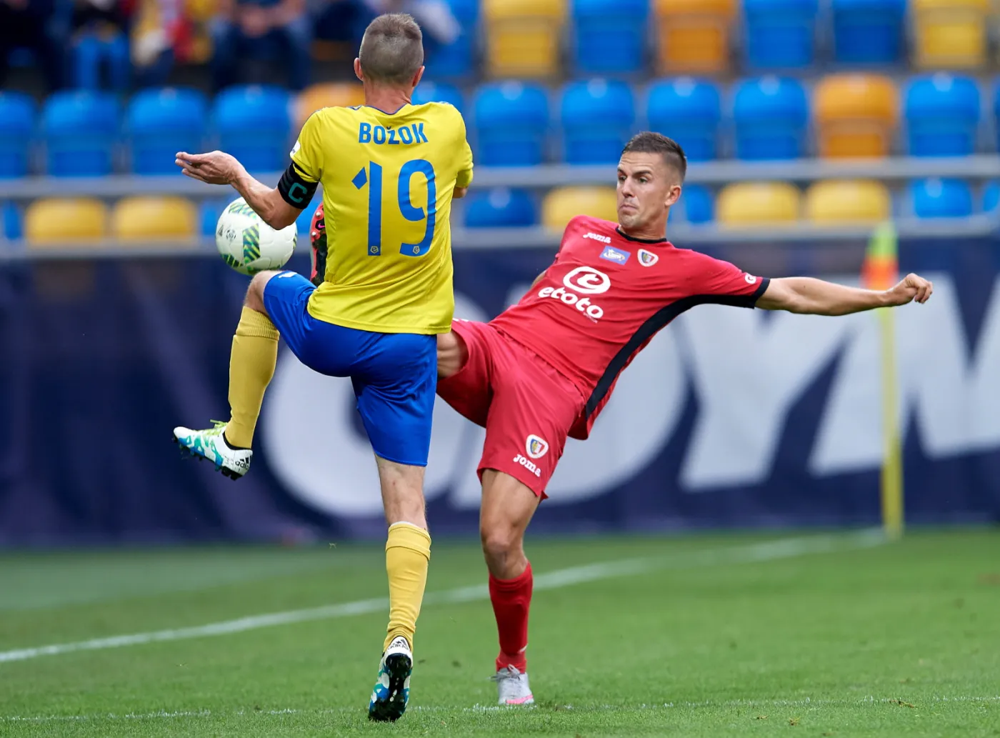 Piłkarz Arki Gdynia Miroslav Bozok (L) i Marcin Pietrowski (P) z Piasta Gliwice