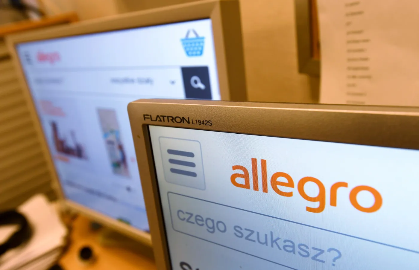 Portal serwisu aukcyjnego allegro.pl na ekranie komputera