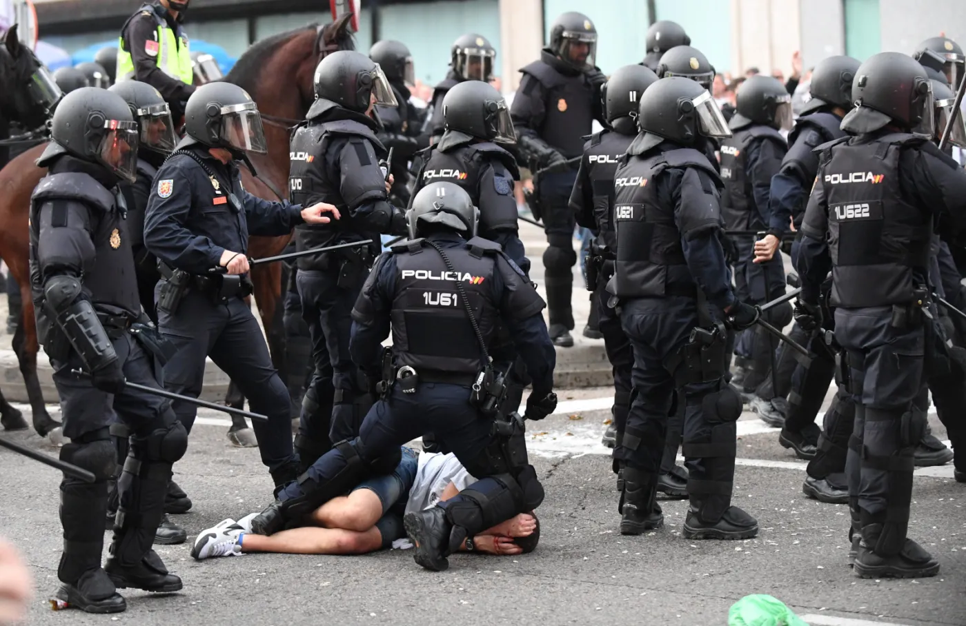 Kibice Legii znów narobili wstydu w Europie. Bili się z hiszpańską policją przed meczem z Realem