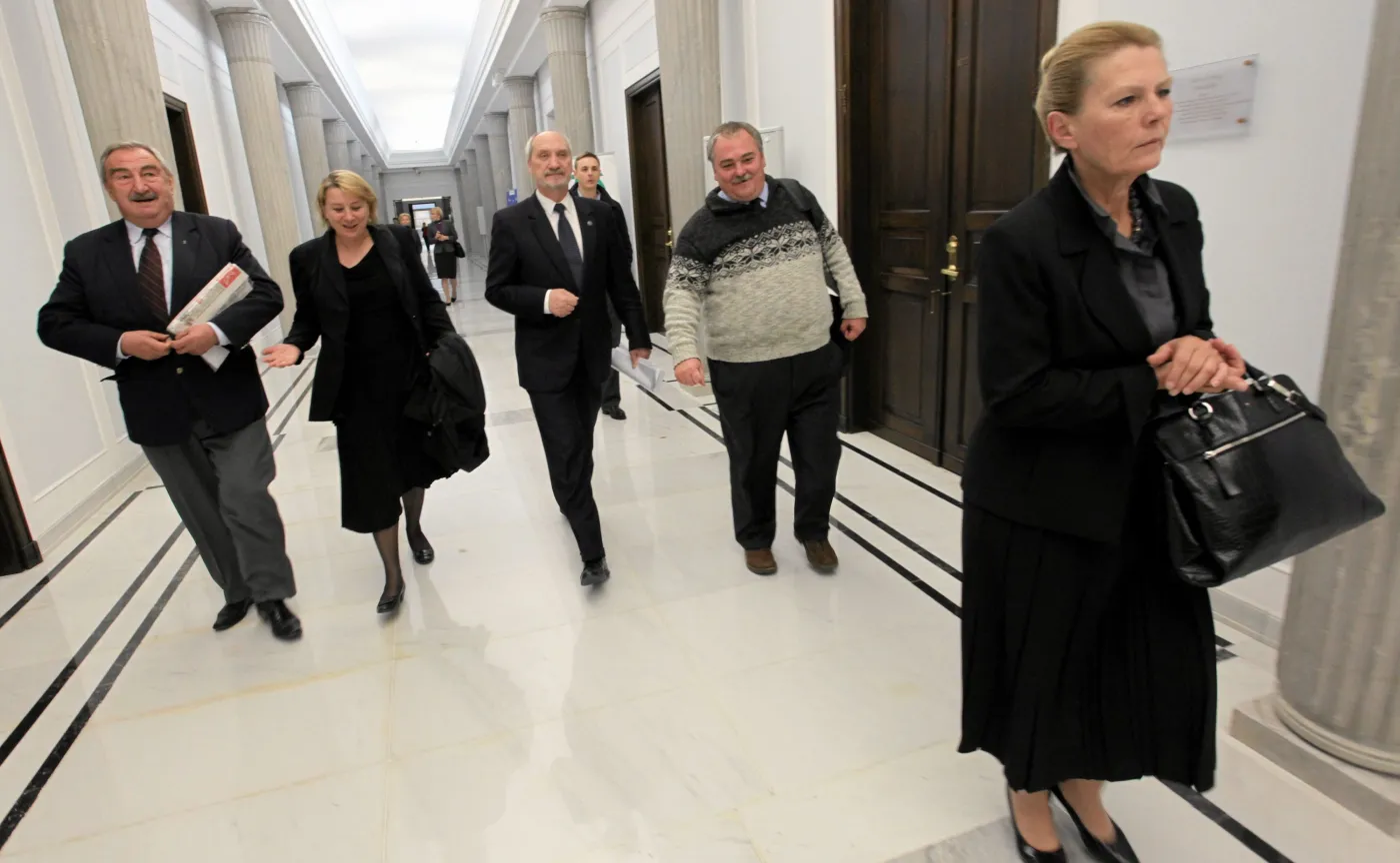 Ewa Kochanowska (pierwsza z prawej) w Sejmie, w tle m.in. Antoni Macierewicz (trzeci z lewej)