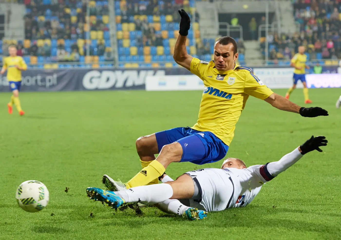 Piłkarz Arki Gdynia Marcus Vinicius (góra) i Jarosław Fojut z Pogoni Szczecin