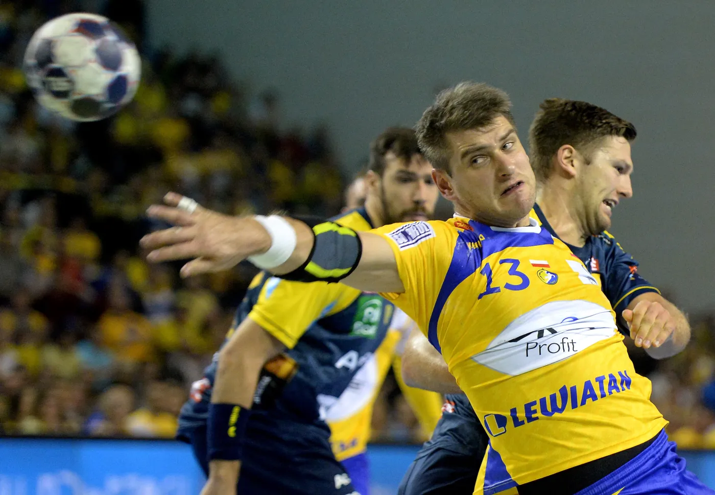 Zawodnik Vive Tauron Kielce Julen Aguinagalde (z przodu) i Harald Reinkind z Rhein-Neckar Loewen