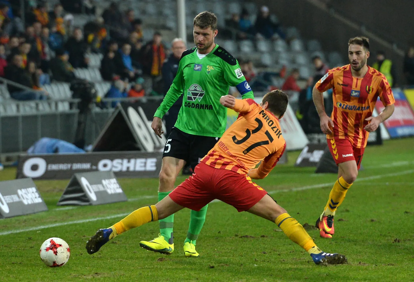 Zawodnik Korony Kielce Jakub Mrozik (P) i Grzegorz Bonin (L) z Górnika Łęczna