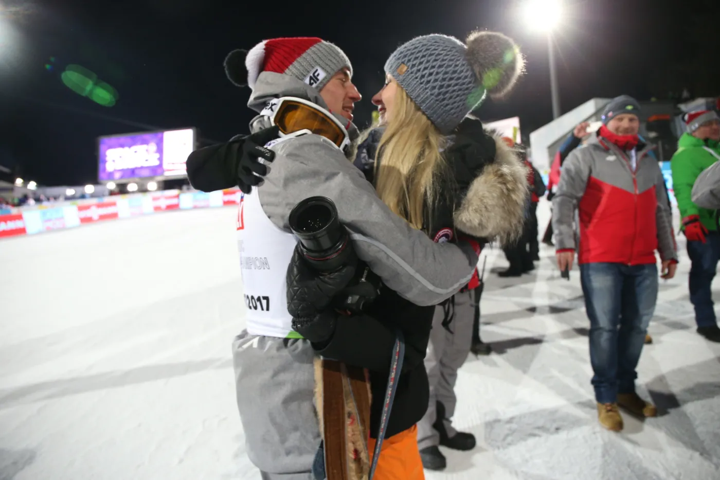 Kamil Stoch (L) przyjmuje gratulacje od swojej żony, Ewy Bilan-Stoch (P)