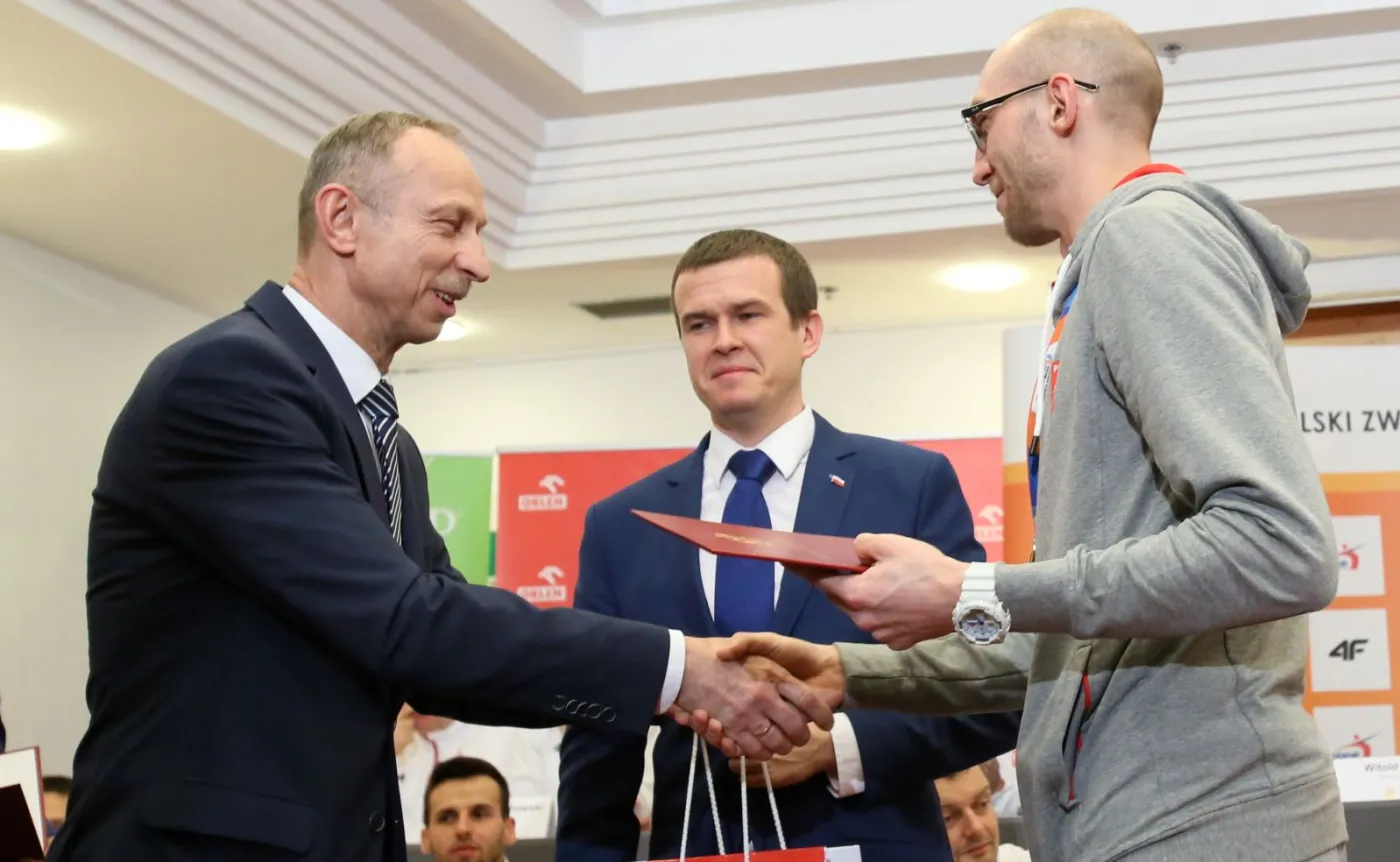 Minister sportu i turystyki Witold Bańka (C), wiceminister sportu Jan Widera (L) oraz złoty medalista w skoku wzwyż Sylwester Bednarek (P)