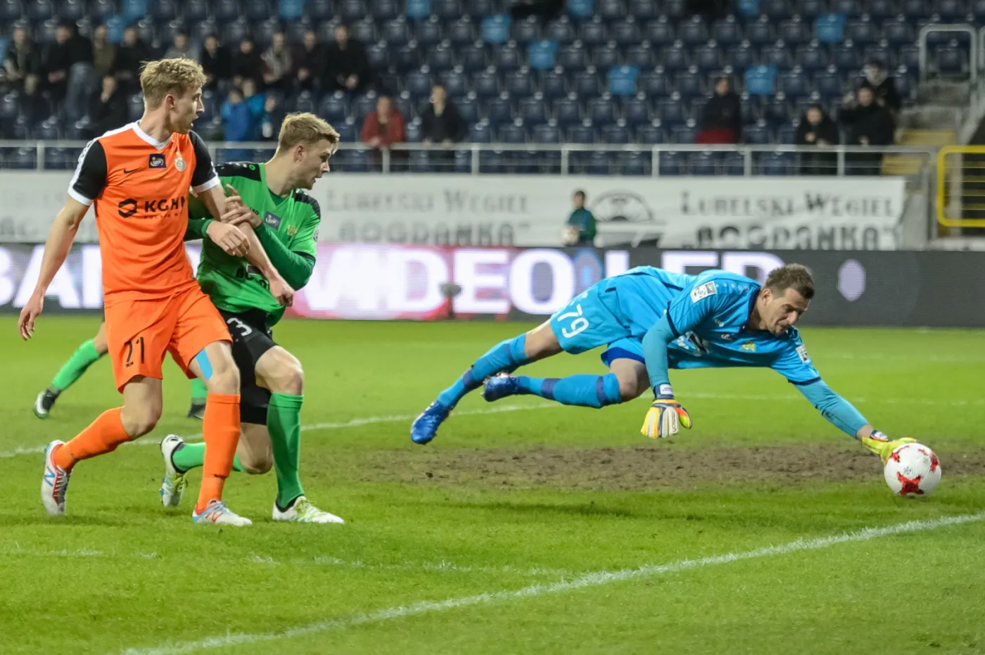 Zawodnicy Górnika Łęczna Aleksander Komor (2L) i Sergiusz Prusak (P) oraz Adam Buksa (L) z KGHM Zagłębia Lubin