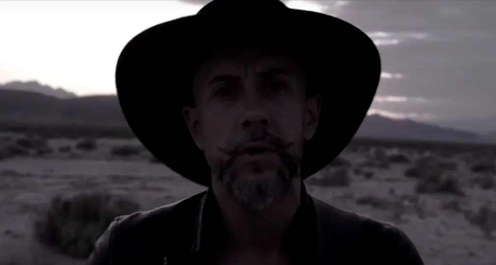 Nergal w teledysku "Cross My Heart And Hope To Die"