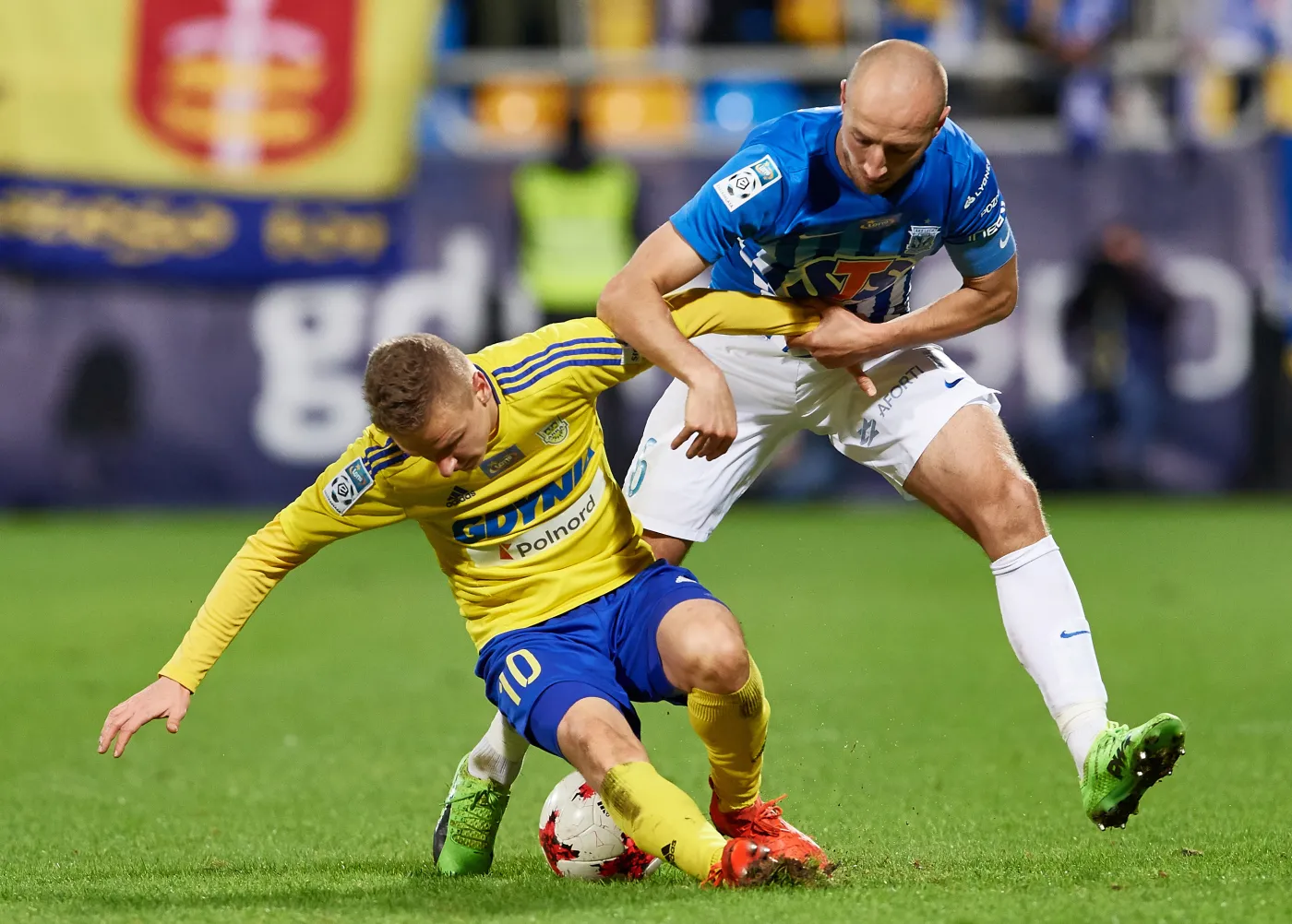 Zawodnik Arki Gdynia Mateusz Szwoch (L) i Łukasz Trałka (P) z Lecha Poznań