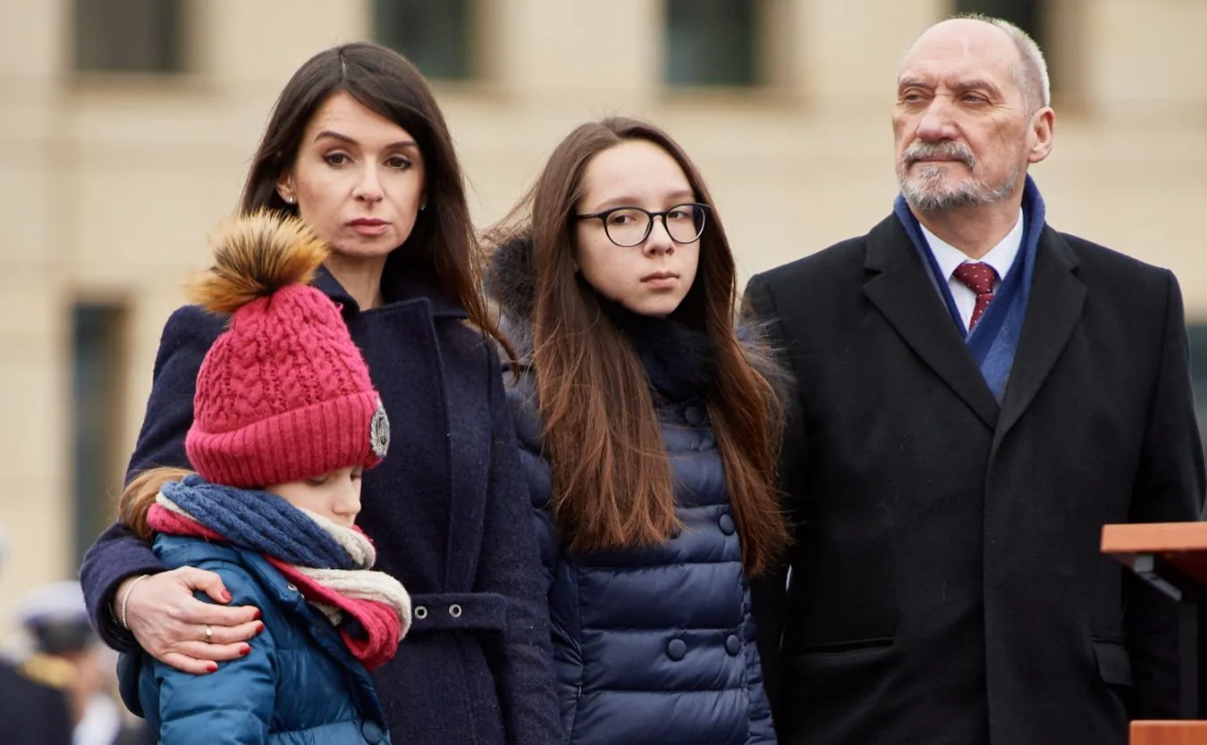 Marta Kaczyńska z córkami i Antoni Macierewicz