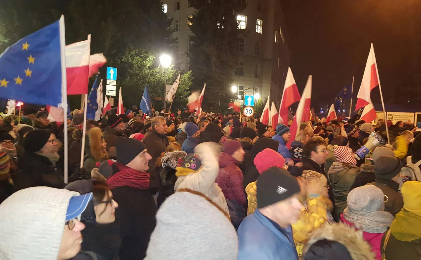 Protest Komitetu Obrony Demokracji zorganizowany przed Sejmem