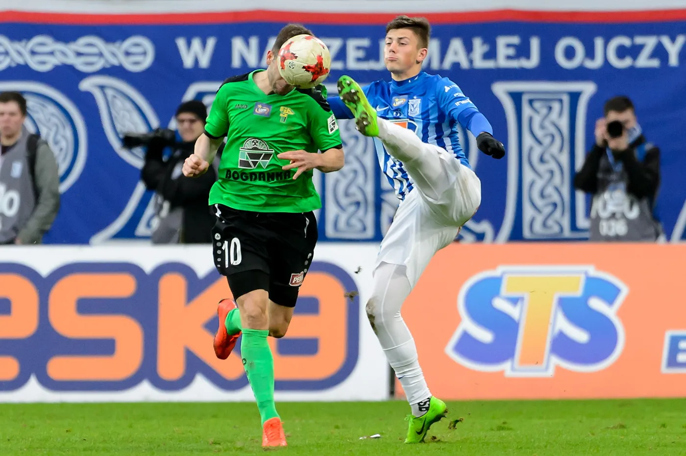 Piłkarz Lecha Poznań Dawid Kownacki (P) i Javi Hernandez (L) z Górnika Łęczna