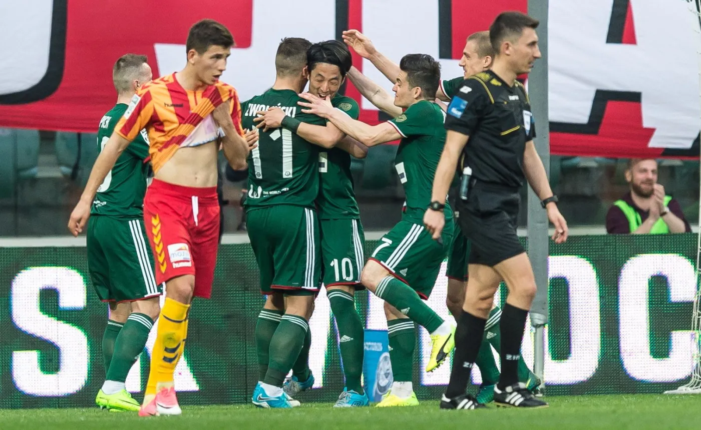 Radość zawodników Śląska Wrocław po bramce strzelonej przez Ryote Moriokę (4-L) z rzutu karnego podczas meczu 27. kolejki piłkarskiej Ekstraklasy z Koroną Kielce