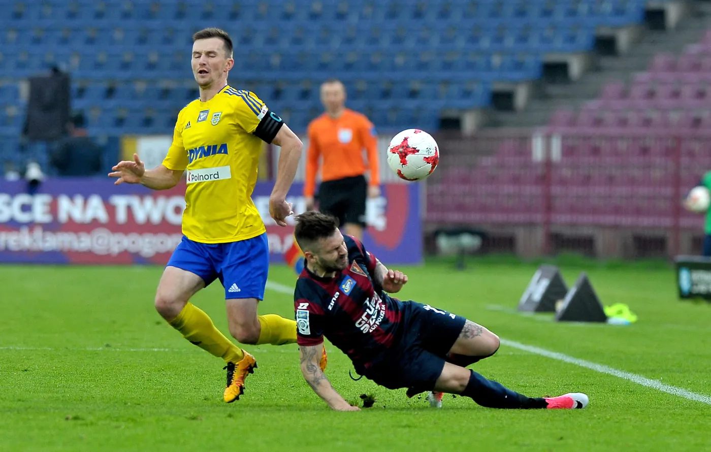 Piłkarz Pogoni Szczecin Spas Delew (P) i Miroslav Bozok (L) z Arki Gdynia