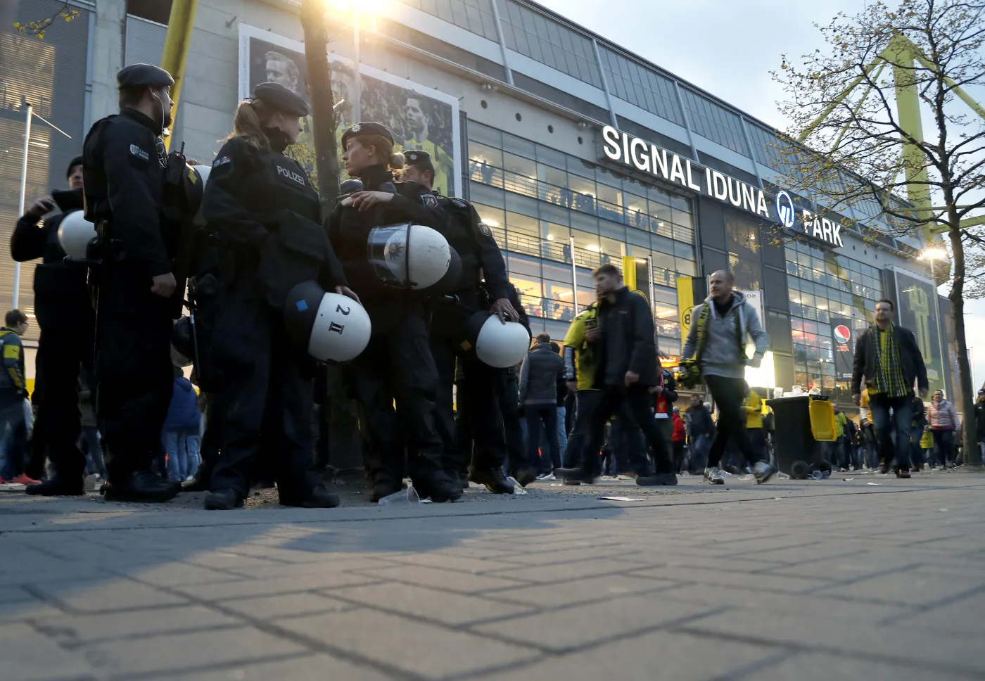 Policja przed stadionem Borussii Dortmund