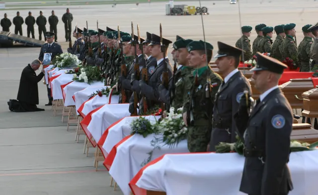 Znieważenie ciał ofiar smoleńskich? Ksiądz Zieliński: Otwarcie trumien o 7 lat za późno