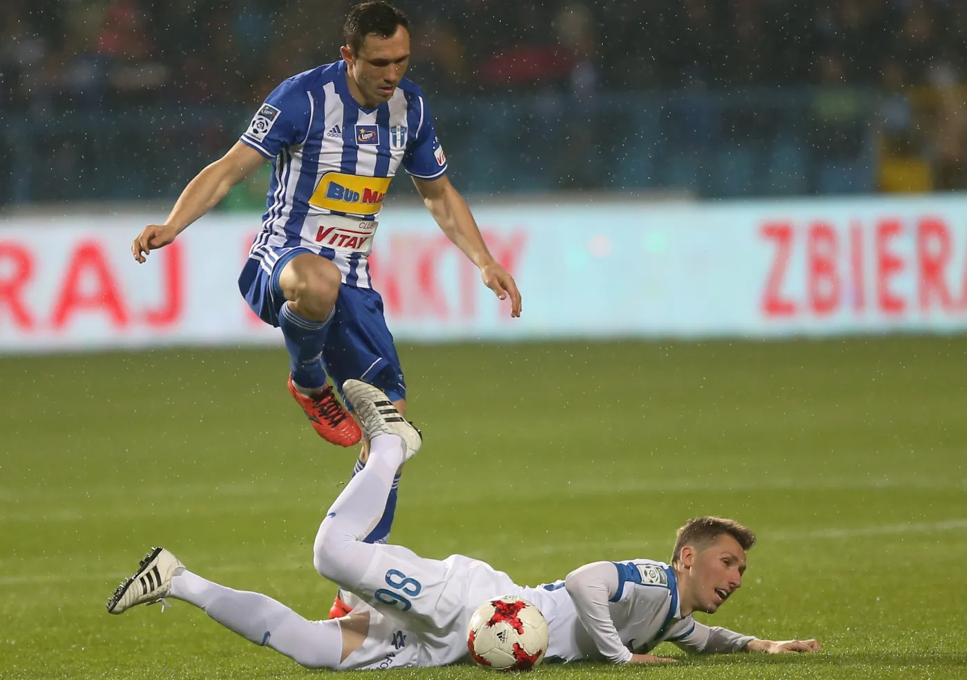 Zawodnik Wisły Płock Piotr Wlazło (L) i Radosław Majewski (P) z Lecha Poznań