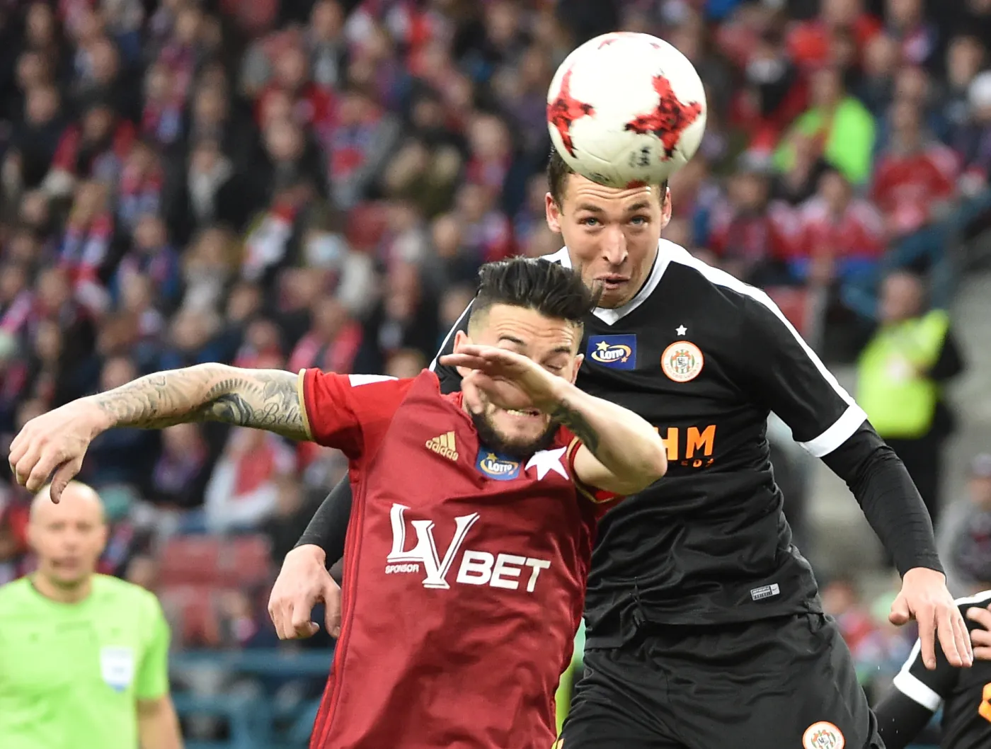 Zawodnik Wisły Kraków Pol Llonch (L) oraz Jakub Tosik (P) z KGHM Zagłębia Lubin