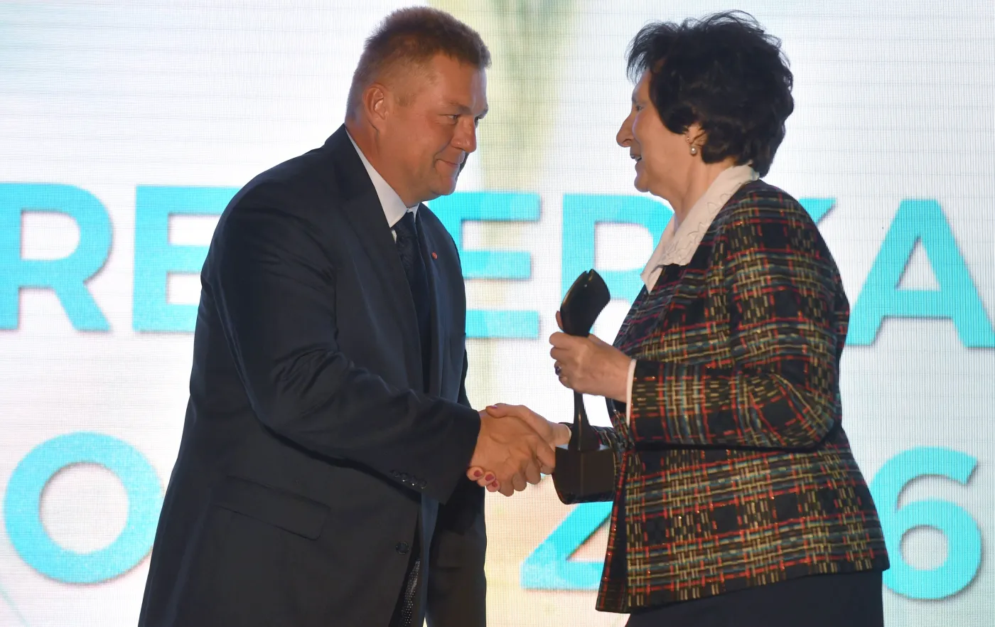 Nagrodzony w kategorii Trener Roku pracujący z kobietami - trener młociarki Anity Włodarczyk Krzysztof Kaliszewski (L) odbiera nagrodę z rąk członkini zarządu PKOl Ireny Szewińskiej