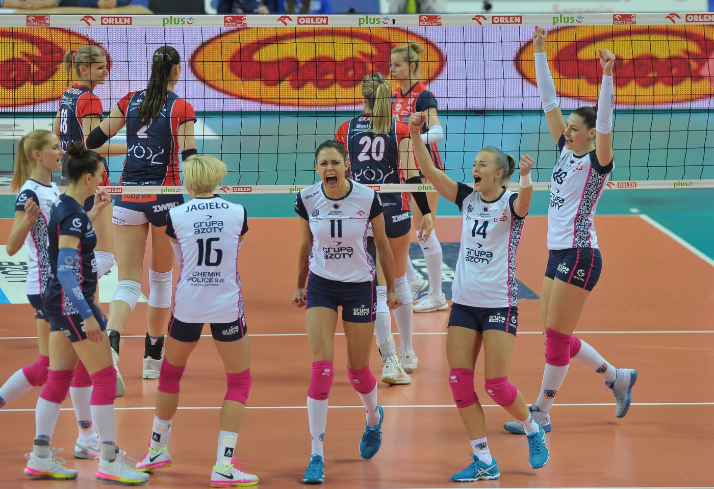 Zawodniczki Chemika Police cieszą się ze zdobycia punktu, podczas rewanżowego meczu finałowego fazy play-off Ekstraklasy siatkarek przeciwko Grotowi Budowlanym Łódź