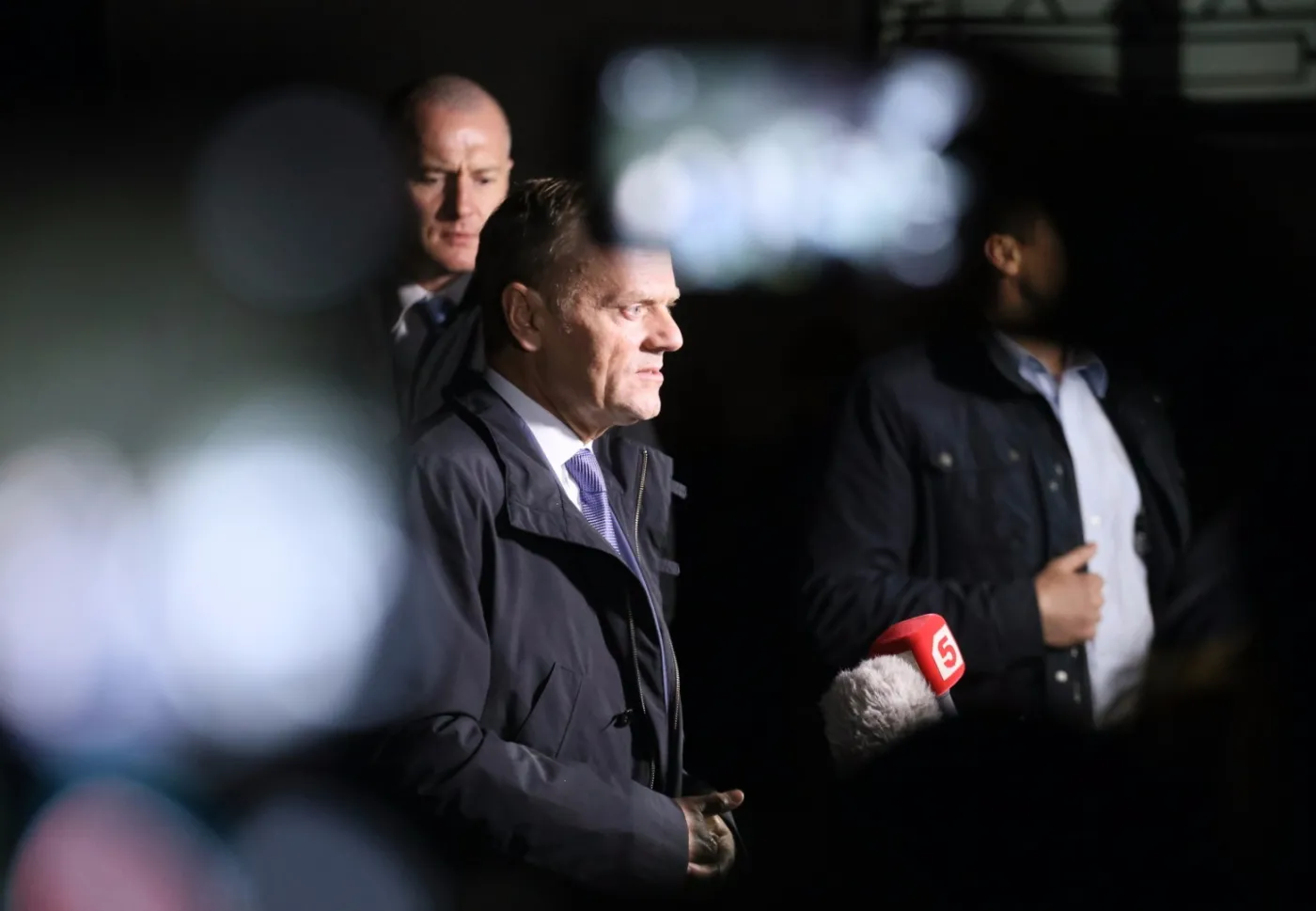 Donald Tusk  po wyjściu z wydziału ds. wojskowych Prokuratury Okręgowej w Warszawie przy ulicy Nowowiejskiej