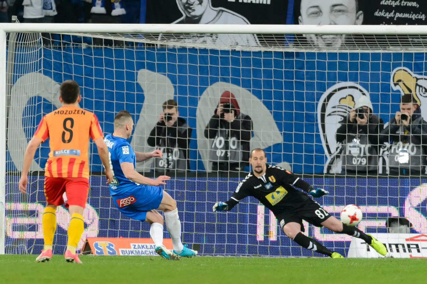 Zawodnik Lecha Poznań Marcin Robak (2L) zdobywa bramkę z rzutu karnego podczas meczu grupy mistrzowskiej piłkarskiej Ekstraklasy z Koroną Kielce