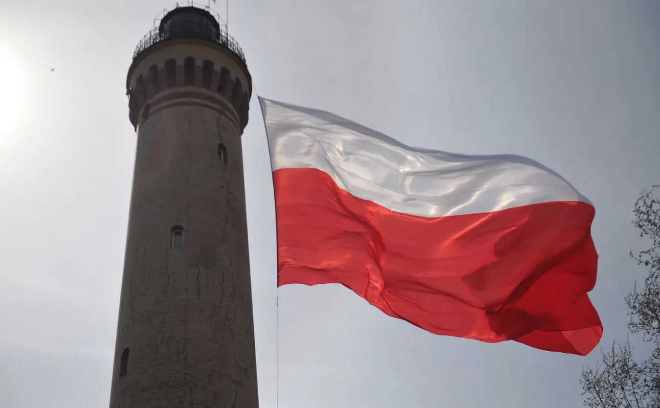 Największa flaga w Polsce zawisła po raz czwarty na latarni morskiej w Świnoujściu
