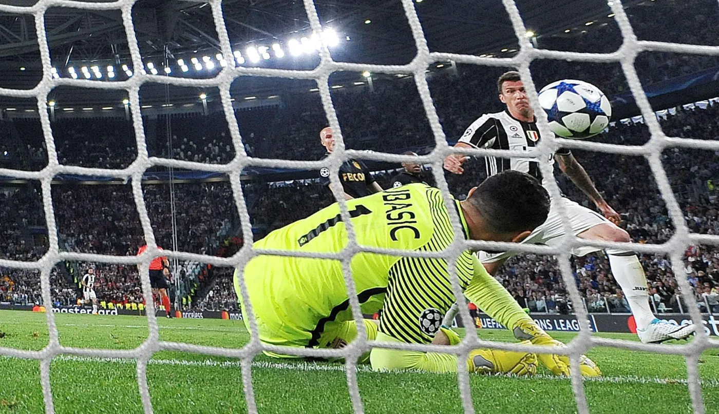 Mario Mandzukic strzela gola dla Juventusu