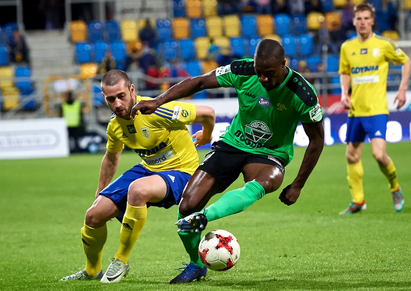 Piłkarz Arki Gdynia Luka Zarandia (L) i Leandro (P) z Górnika Łęczna