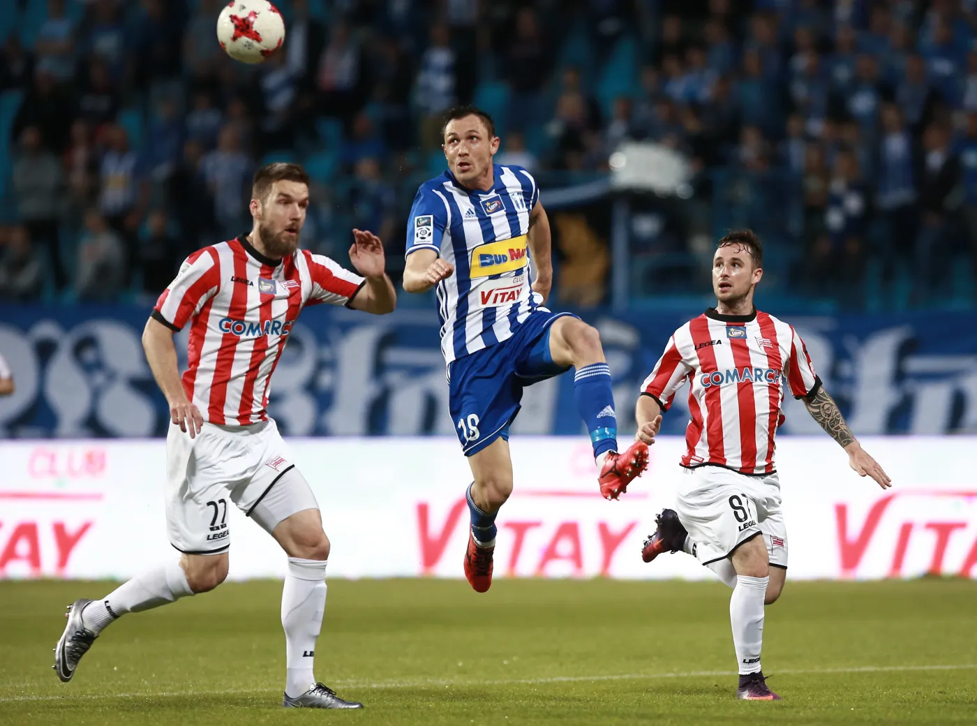 Zawodnik Wisły Płock Piotr Wlazło (C) oraz Piotr Malarczyk (L) i Diego Gustavo Ferraresso Scheda (P) z Cracovii