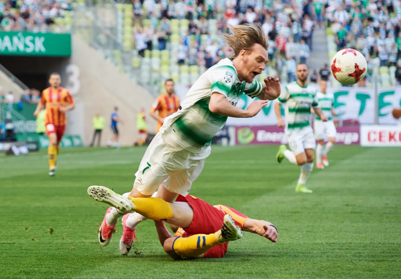 Piłkarz Lechii Gdańsk Milos Krasic (góra) i Rafał Grzelak z Korony Kielce